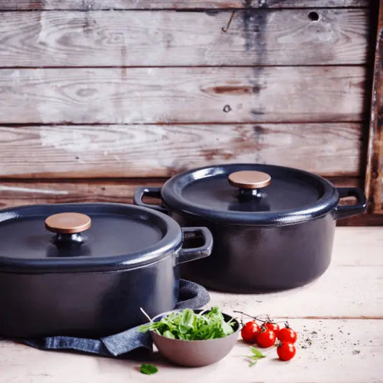 Alva Cookware 5 Qt round Dutch oven with black exterior and sturdy lid, ideal for baking and slow cooking.